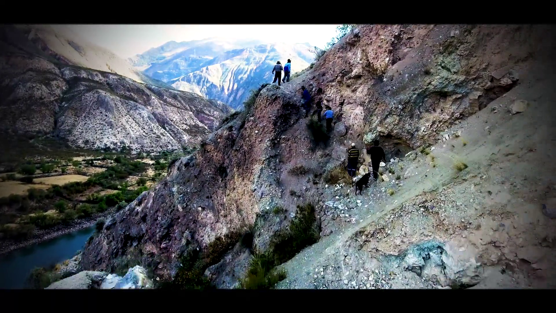 Artesanos subiendo la montaña en Ayacucho